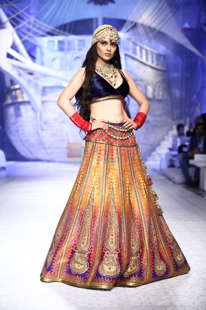 Kangana Ranaut walk the ramp for JJ Valaya bridal show in Delhi on 23rd July 2013