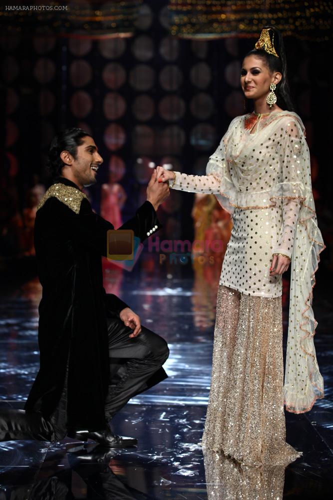 Prateik Babbar, Amyra Dastur walk the ramp for Rina Dhaka's bridal show in Delhi on 24th July 2013