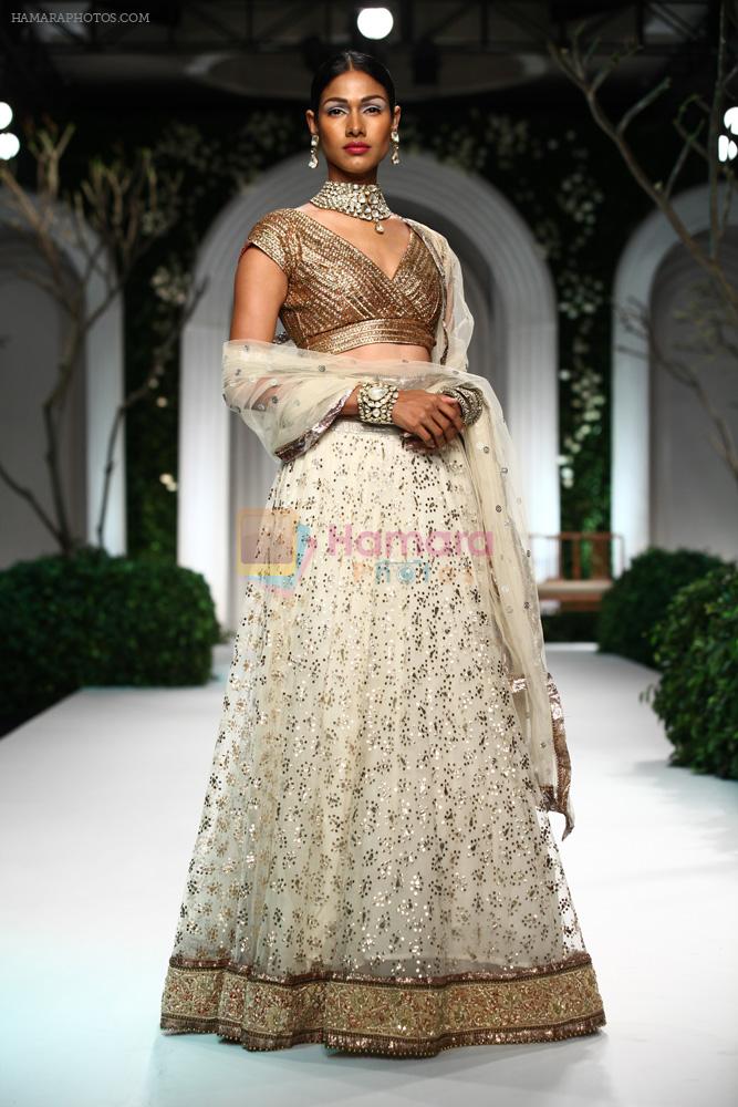 Model walk the ramp for Meera Mussafar Ali showcase 2013 bridal collection in Delhi on 24th July 2013