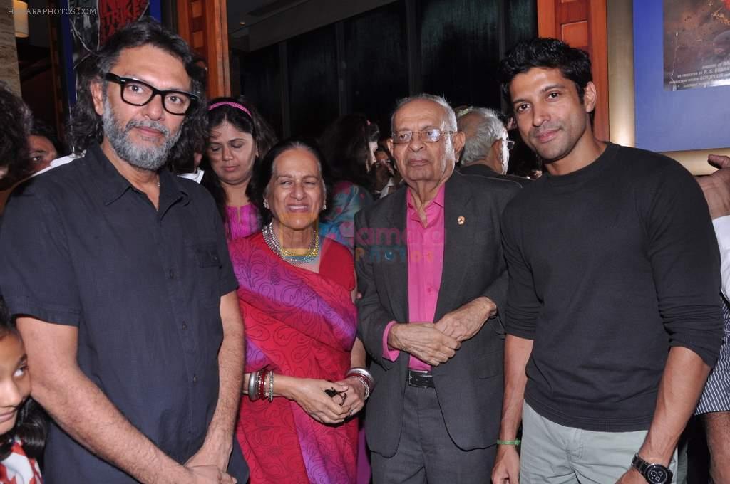 Farhan Akhtar, Rakeysh Omprakash Mehra at Special screening of Bhaag Milkha Bhaag by Shaina Nc in Mumbai on 24th July 2013