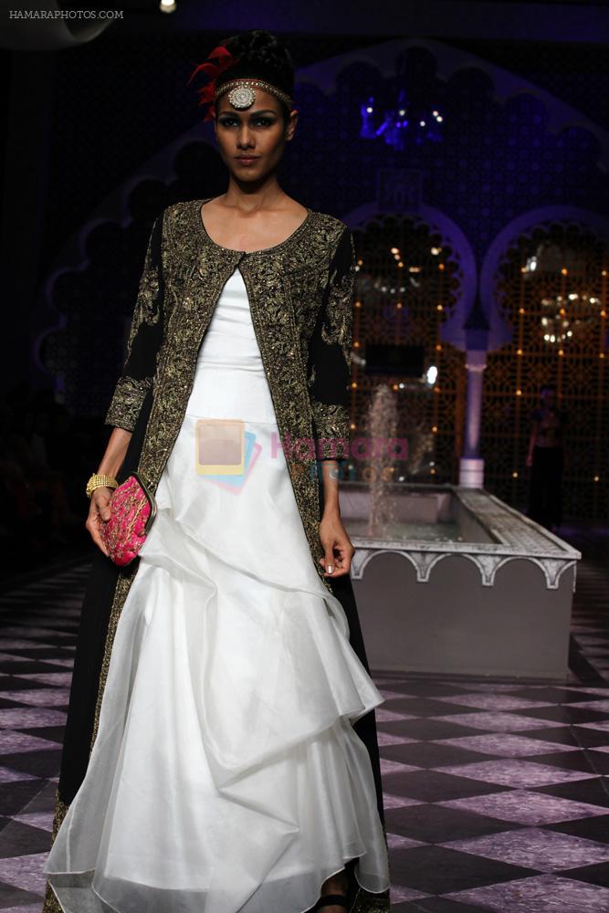 Model walks for Designer Raghavendra Rathore in Delhi on 25th July 2013