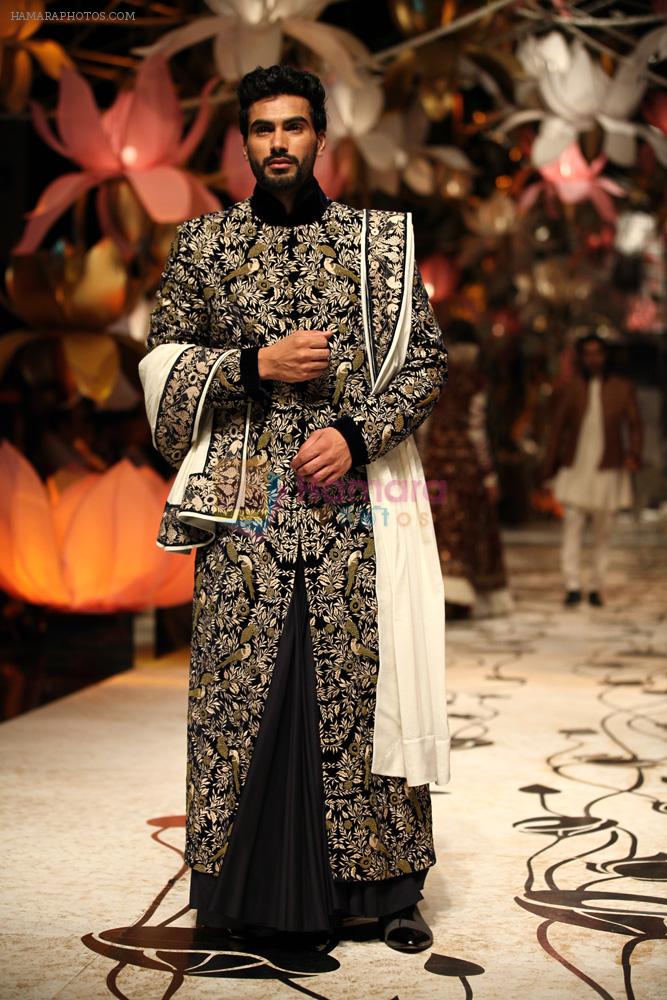 Model walks for Rohit Bal in Delhi on 26th July 2013