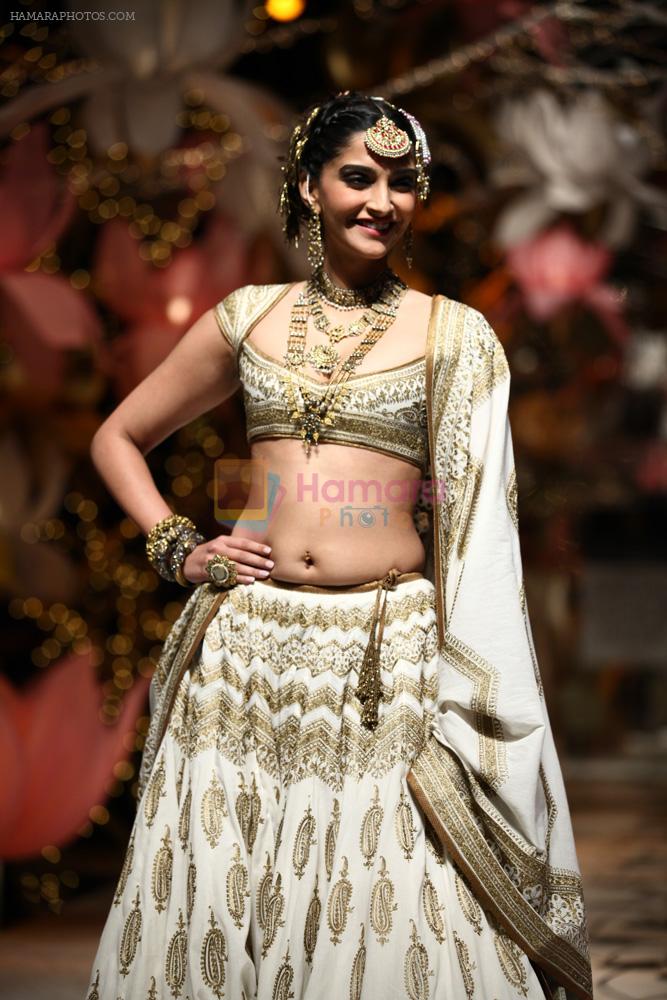 Sonam Kapoor walks for Rohit Bal in Delhi on 26th July 2013