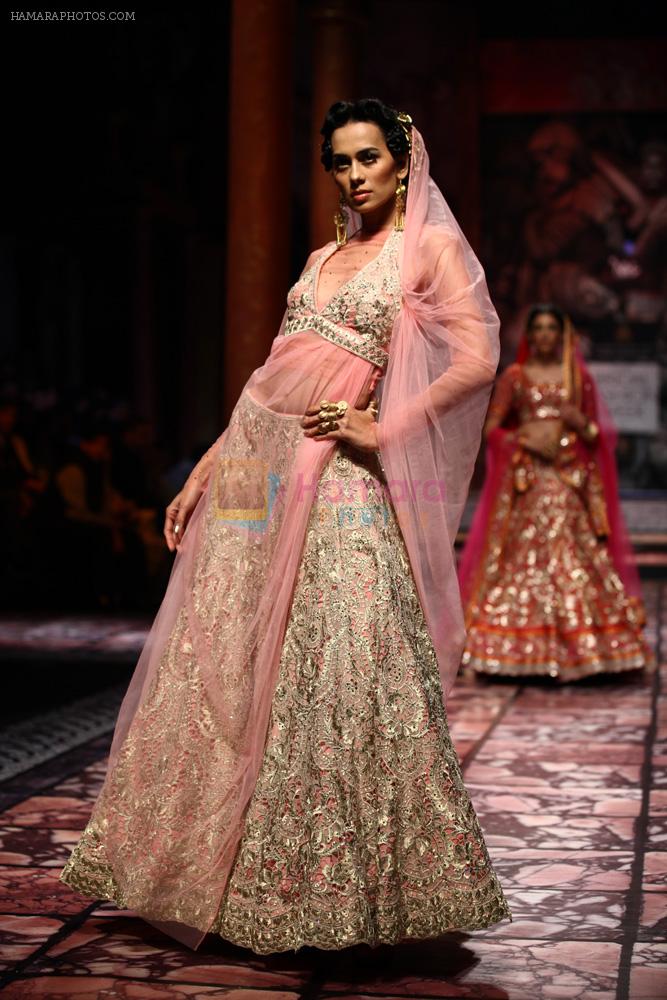 Model walks for Designer Suneet Varma in Delhi on 27th July 2013