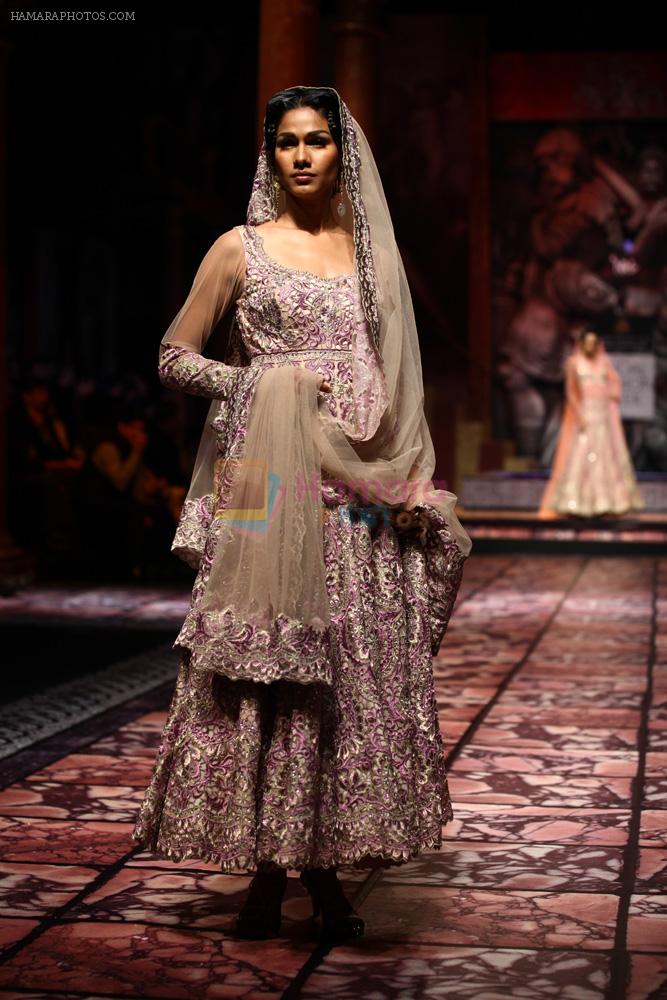 Model walks for Designer Suneet Varma in Delhi on 27th July 2013