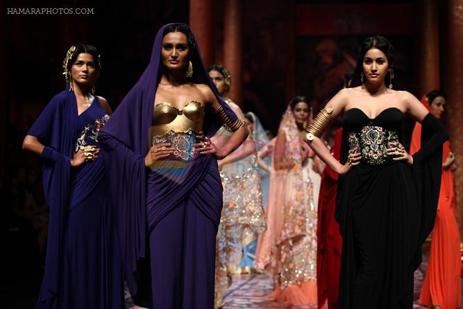 Model walks for Designer Suneet Varma in Delhi on 27th July 2013