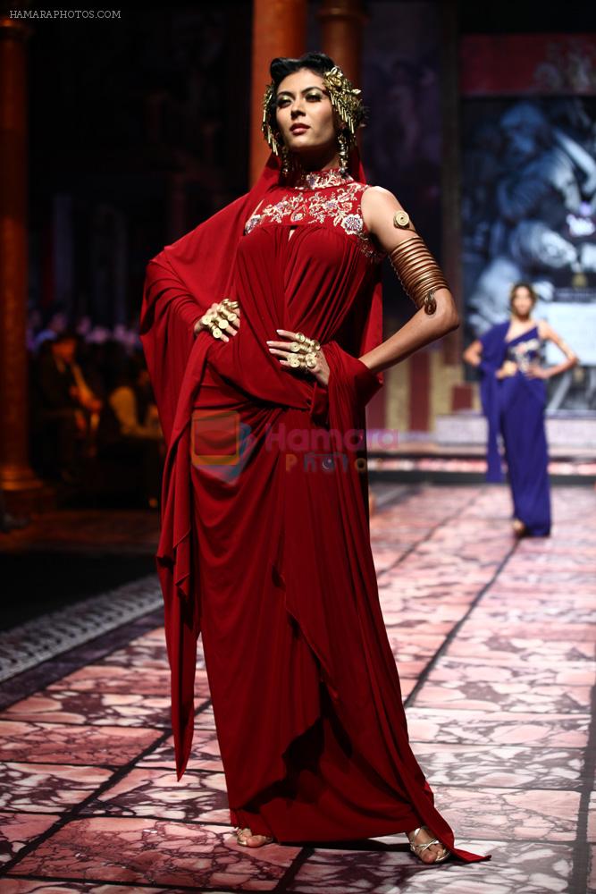 Model walks for Designer Suneet Varma in Delhi on 27th July 2013