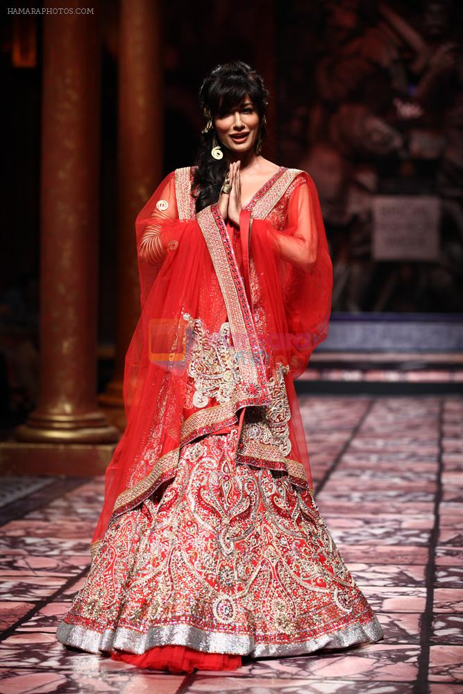 Chitrangada Singh walks for Designer Suneet Varma in Delhi on 27th July 2013