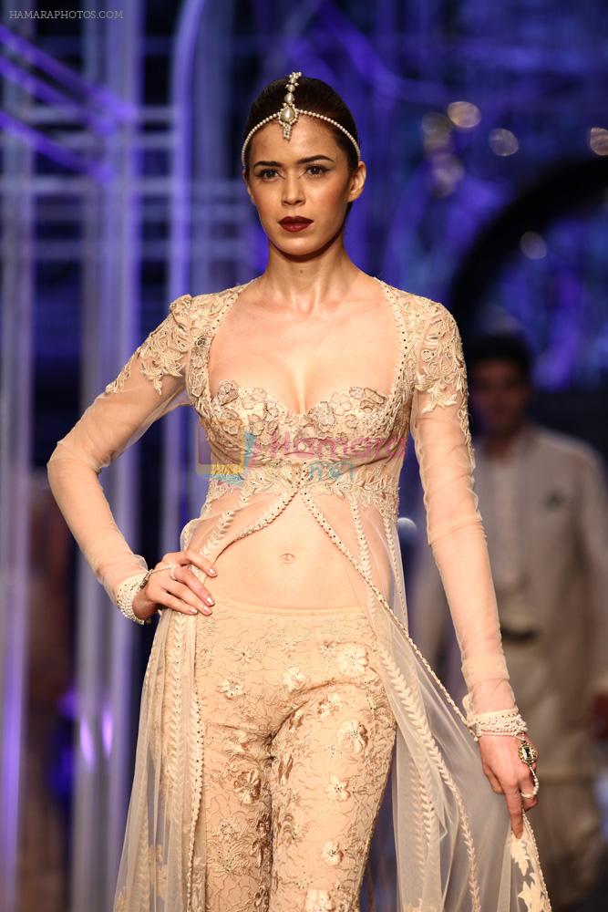 Model walks for Designer Tarun Tahiliani in Delhi on 28th July 2013