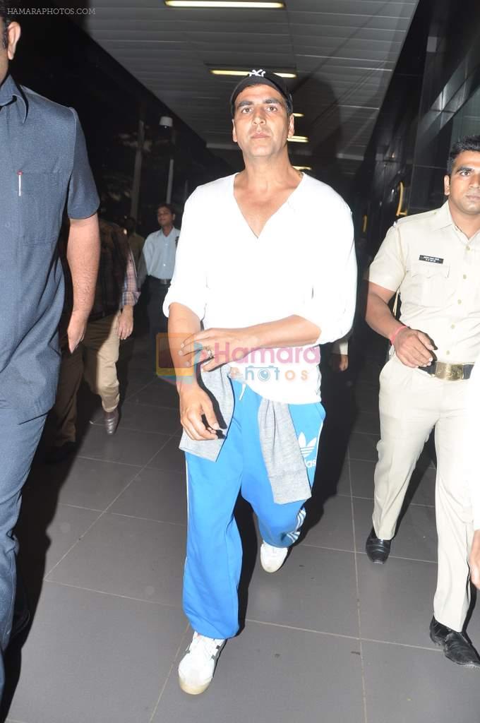 Akshay Kumar snapped at the airport in Mumbai on 30th July 2013