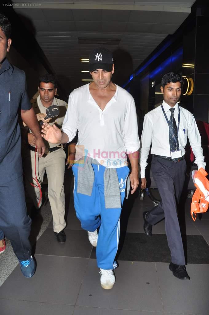 Akshay Kumar snapped at the airport in Mumbai on 30th July 2013