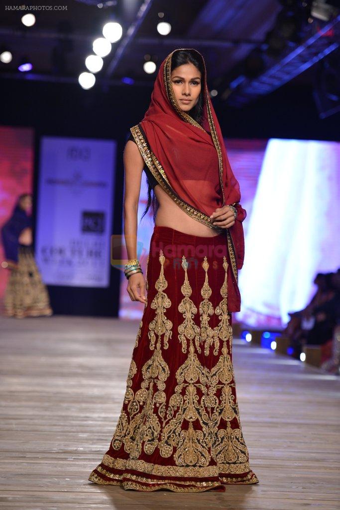 Model walk the ramp for Monisha Jaising showcases on day 2 at PCJ Delhi Couture Week on 1st Aug 2013