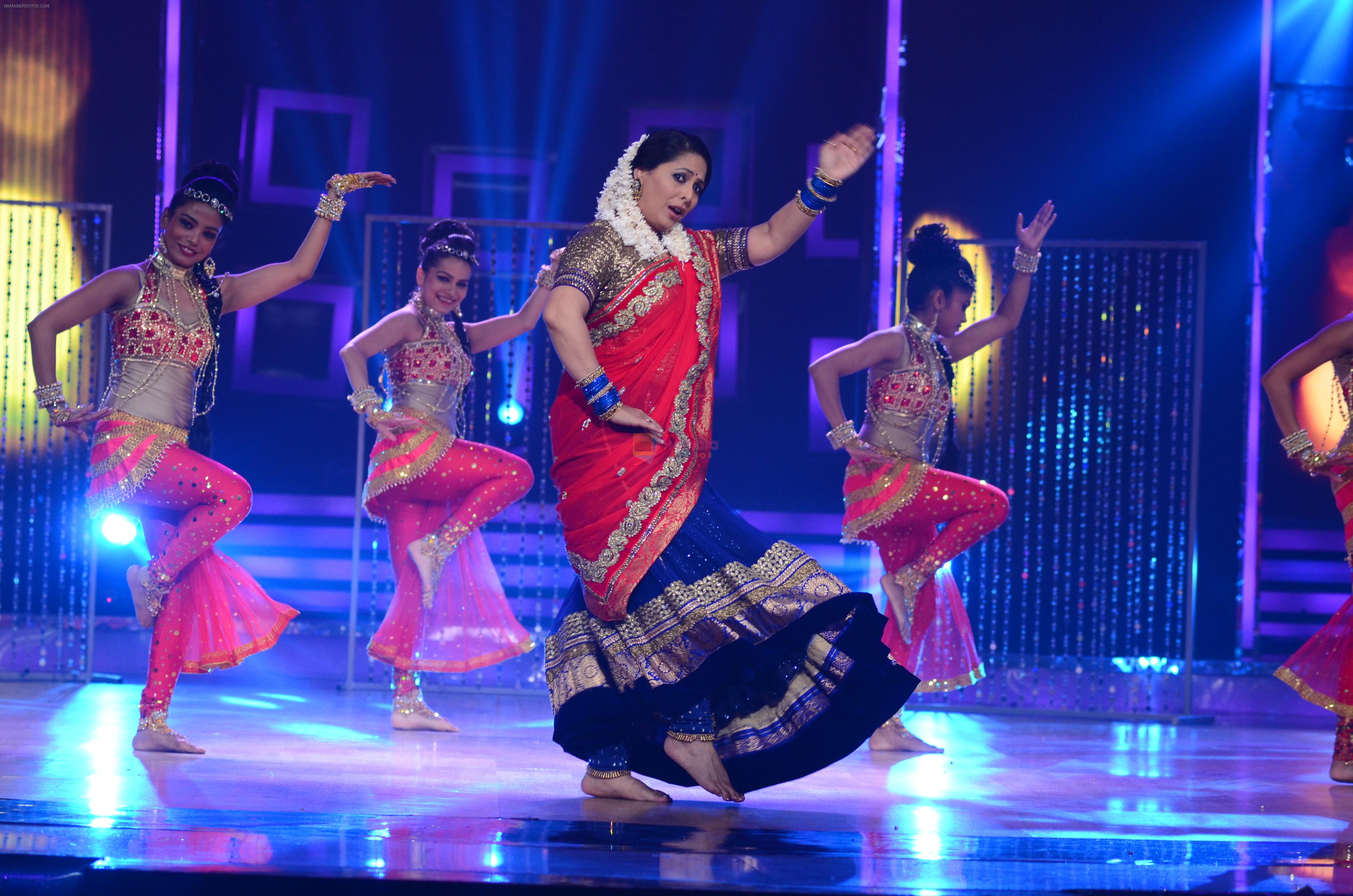 Geeta Kapur dancing on India's dancing Superstar on 2nd Aug 2013