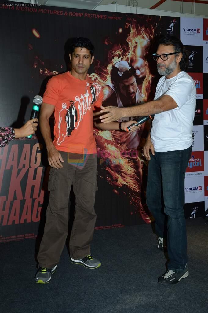 Farhan Akhtar and Rakesh Mehra at Bhaag Milkha Bhaag Game Launch at Reliance Digital in Mumbai on 2nd Aug 2013