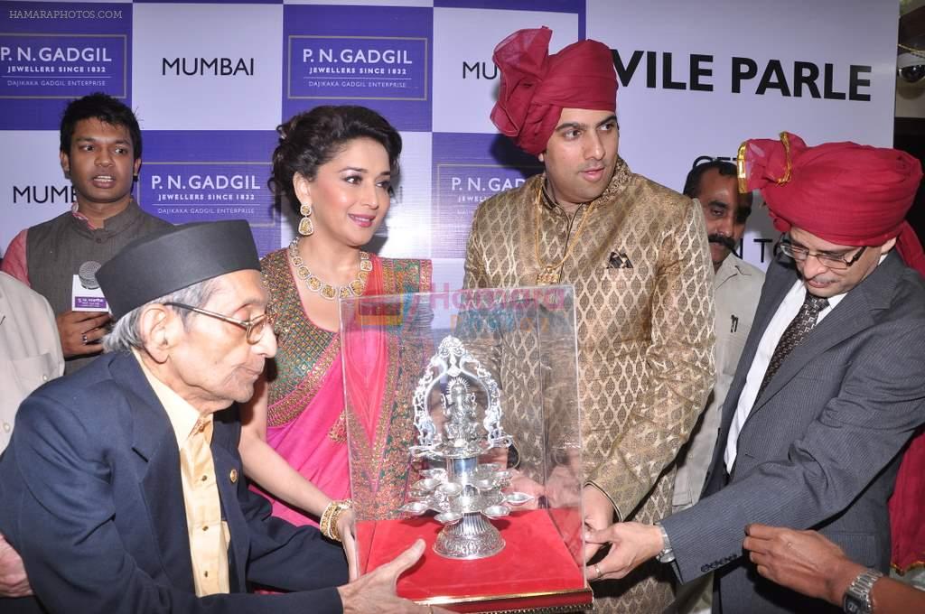 Madhuri Dixit Launches P N Gadgil Jewellers Store in Vileparle, Mumbai on 3rd Aug 2013