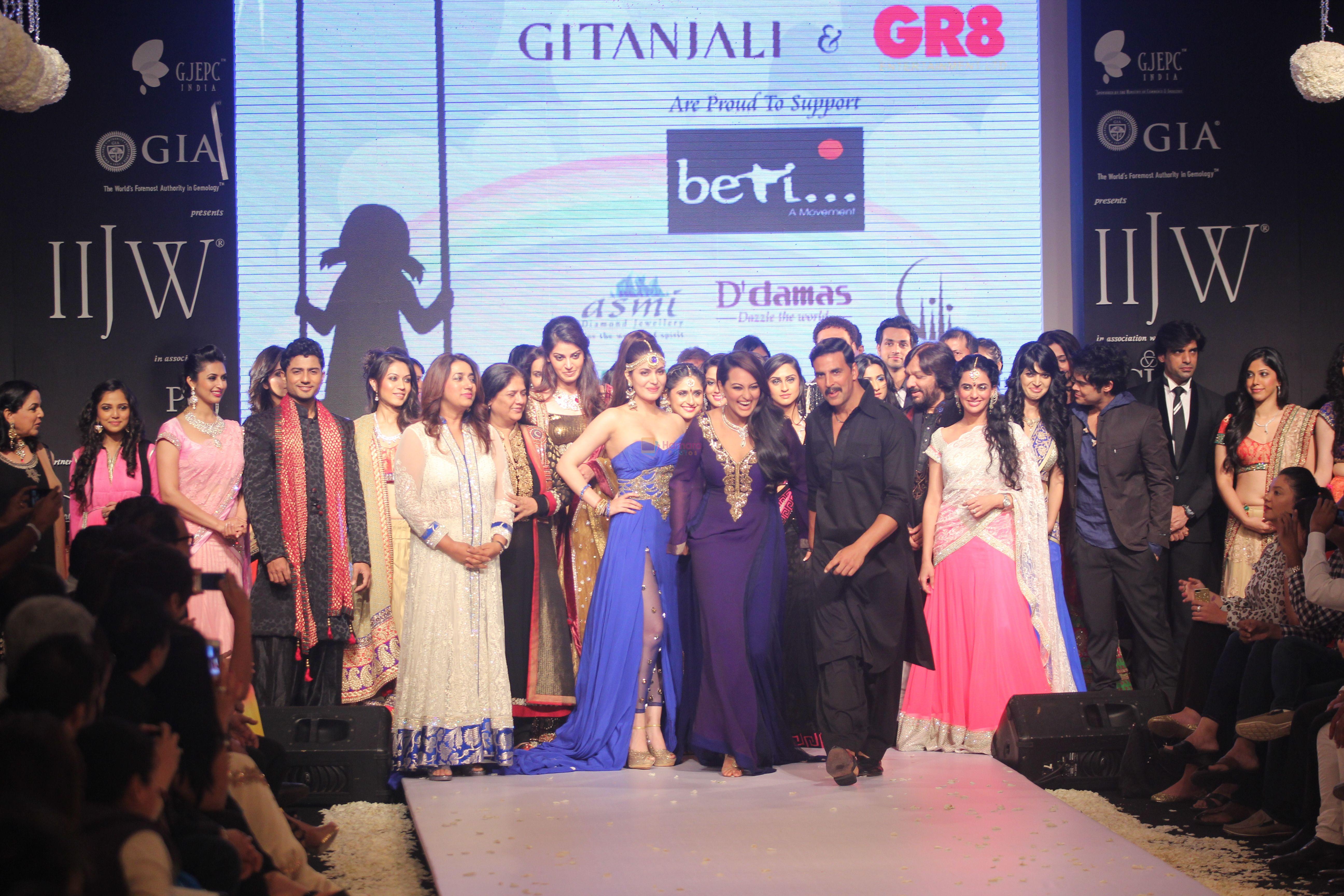 D_damas brand ambassador Sonakshi Sinha and Akshay Kumar at Gitanjali show at IIJW, Mumbai