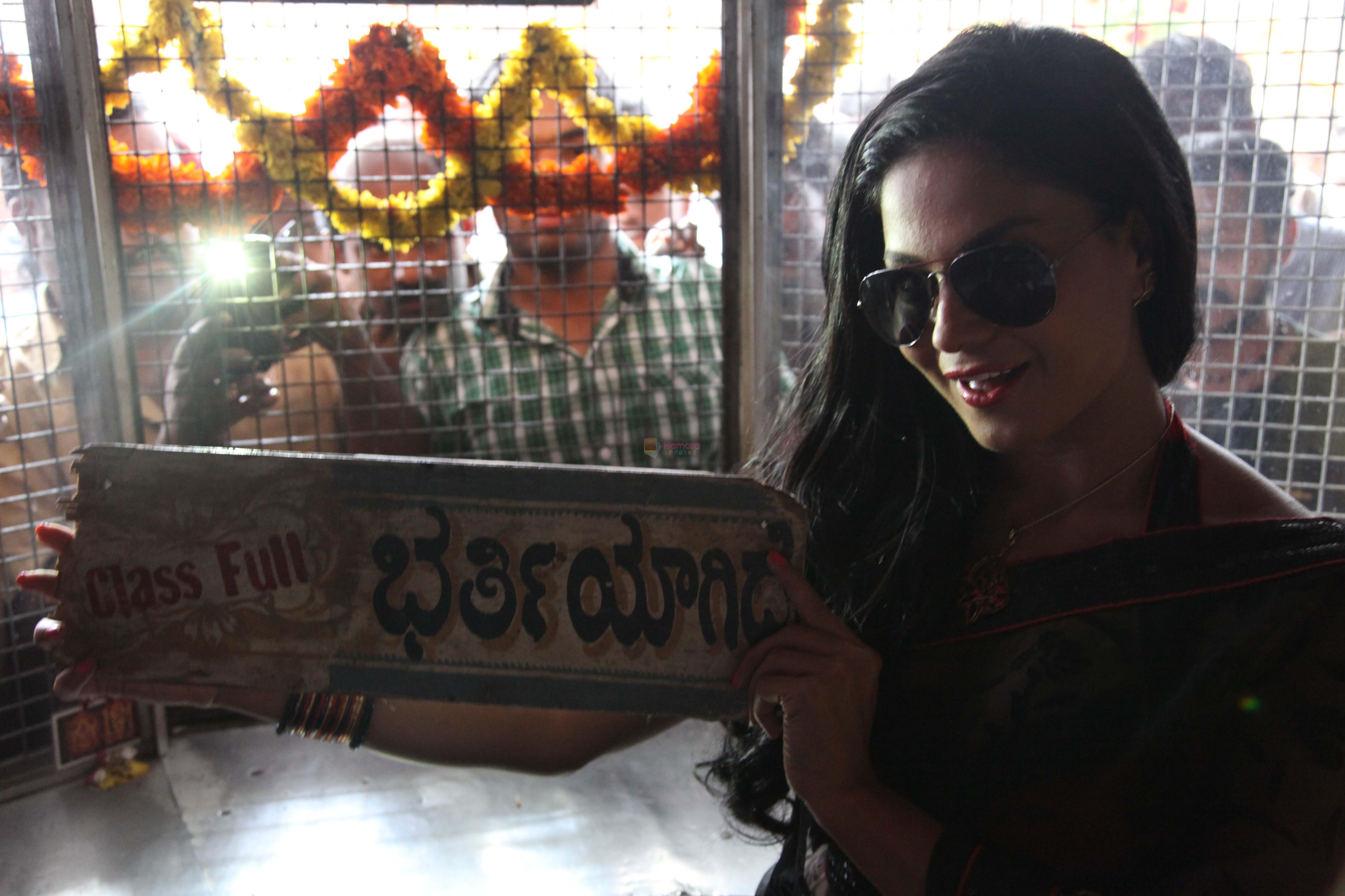 Veena Malik's Silk Sakkath Hot Maga movie tickets selling like hot cakes on 4th Aug 2013