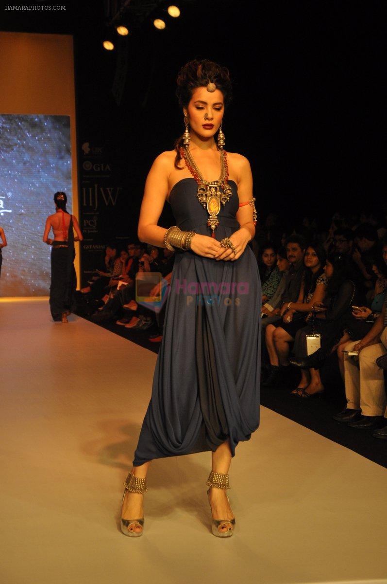 Model walks for Apala by Sumit for IIJW 2013 in  Mumbai on 4th Aug 2013