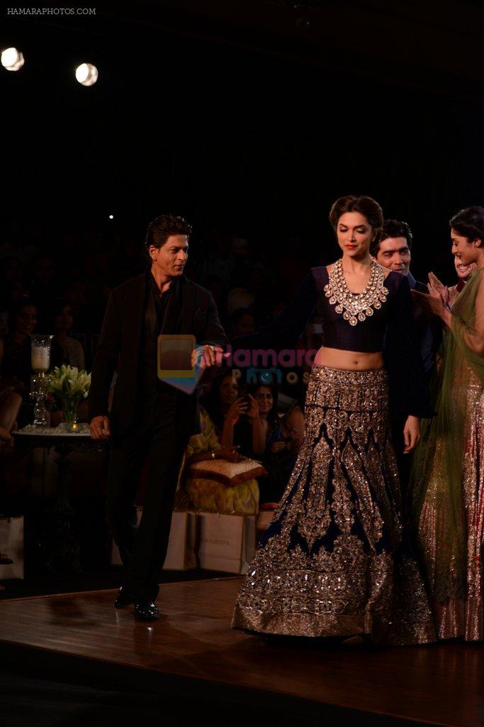 Deepika Padukone, Shahrukh Khan walks for Manish Malhotra show at PCJ Delhi Couture Week 2013 on 4th Aug 2013