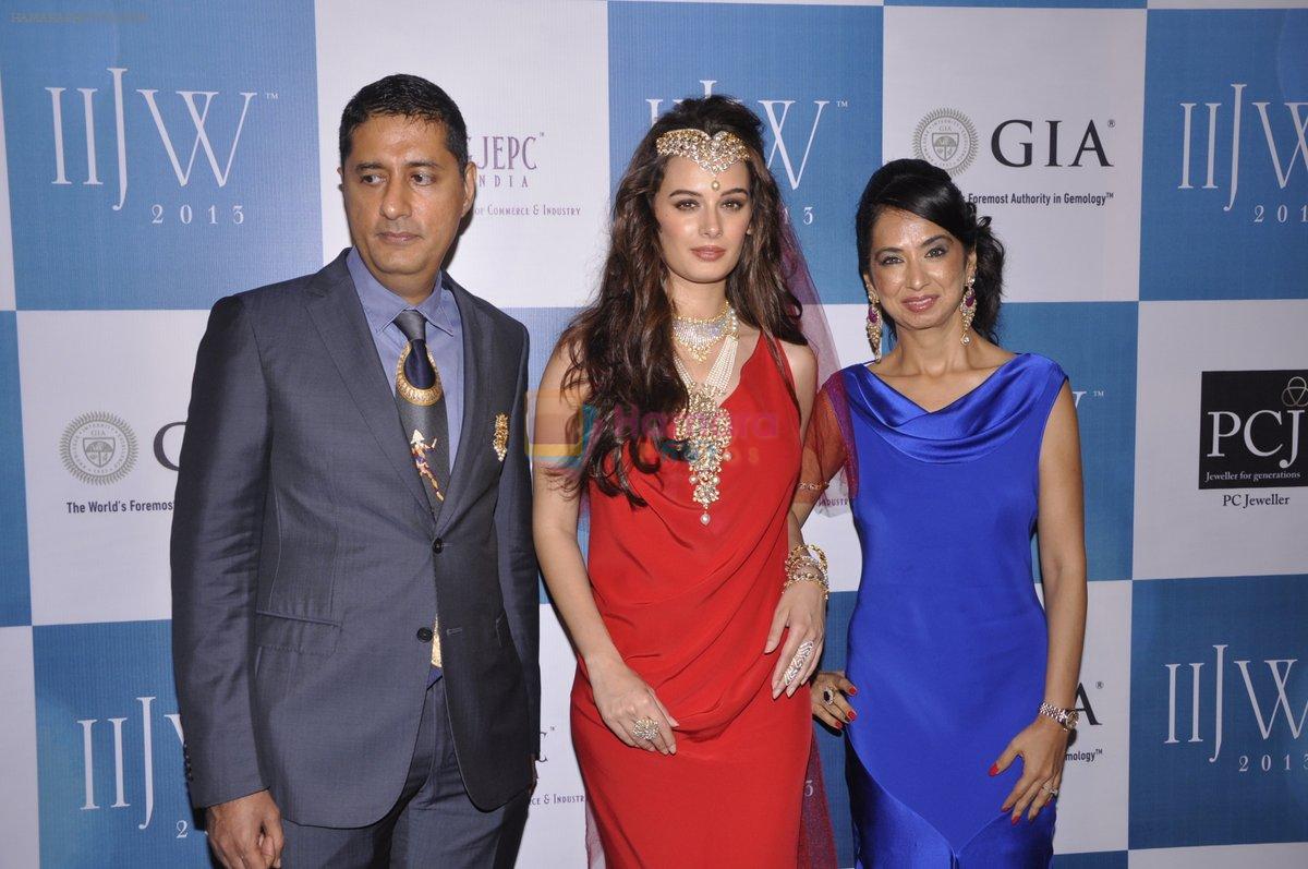 Evelyn Sharma at Gehna Show at IIJW 2013 in Mumbai on 4th Aug 2013