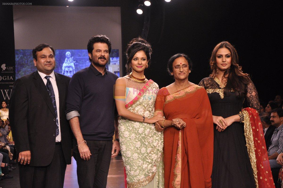 Anil Kapoor, Huma Qureshi walk for Auro Gold show at IIJW 2013 in Mumbai on 4th Aug 2013