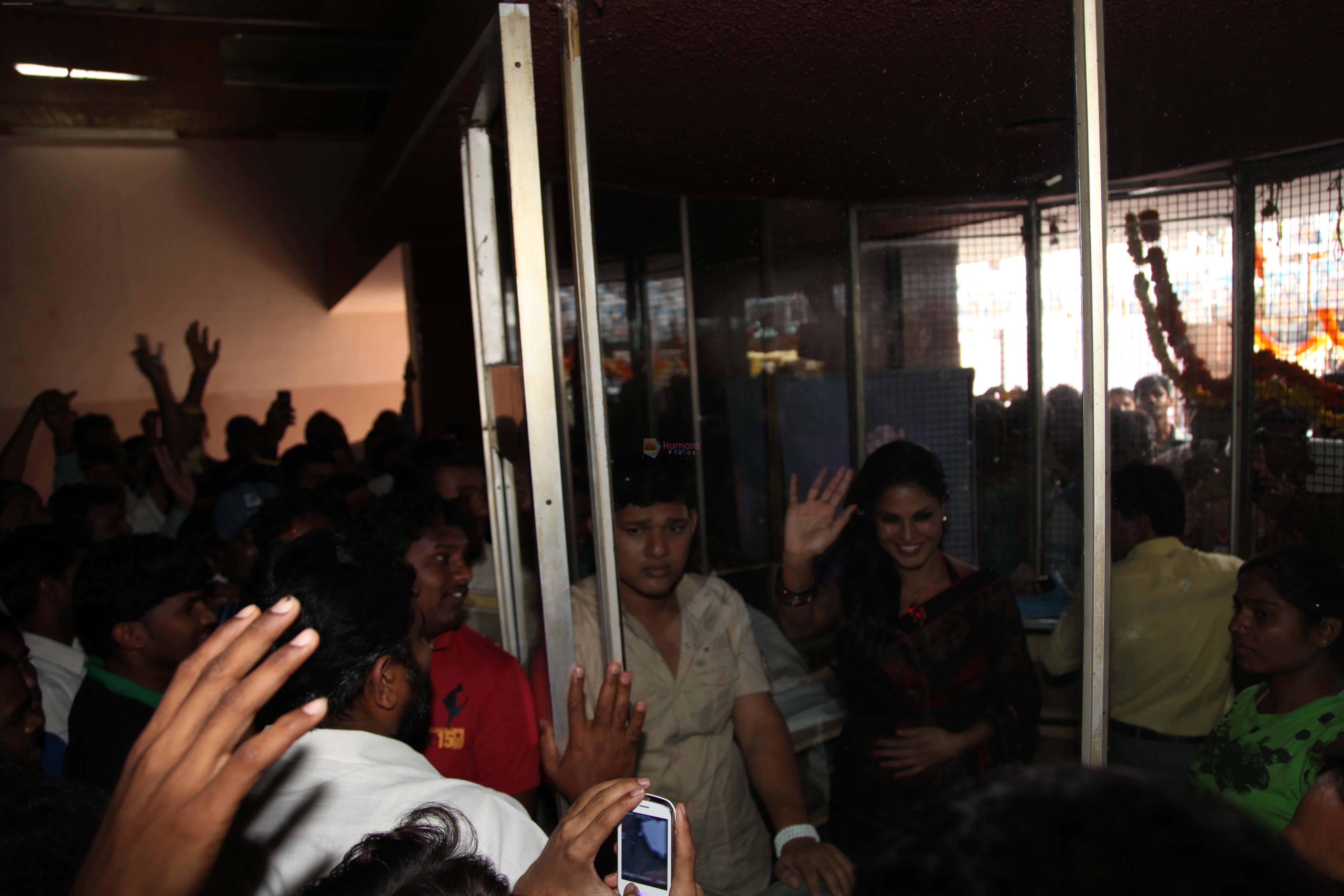 Veena Malik's Silk Sakkath Hot Maga movie tickets selling like hot cakes on 4th Aug 2013