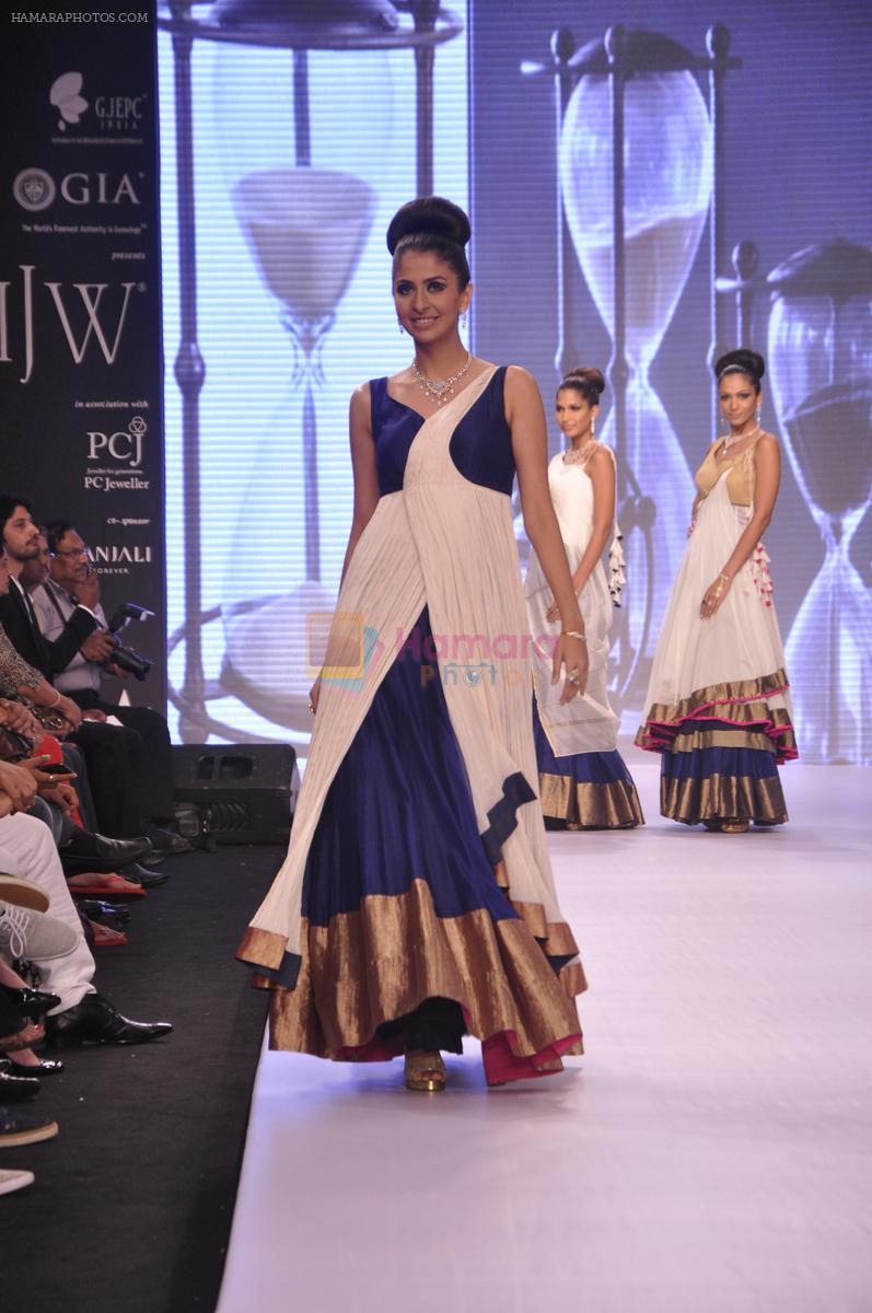 Model walks for Agni Jewels at IIJW 2013 in Mumbai on 4th Aug 2013