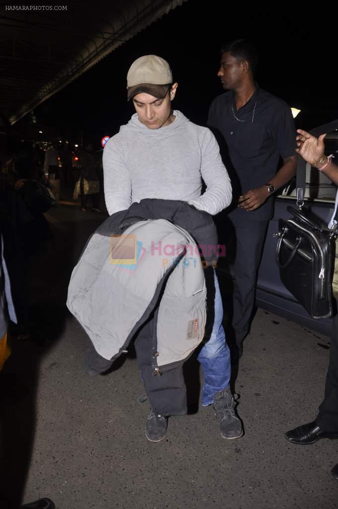 Aamir Khan snapped as he left for Singapore on 6th Aug 2013