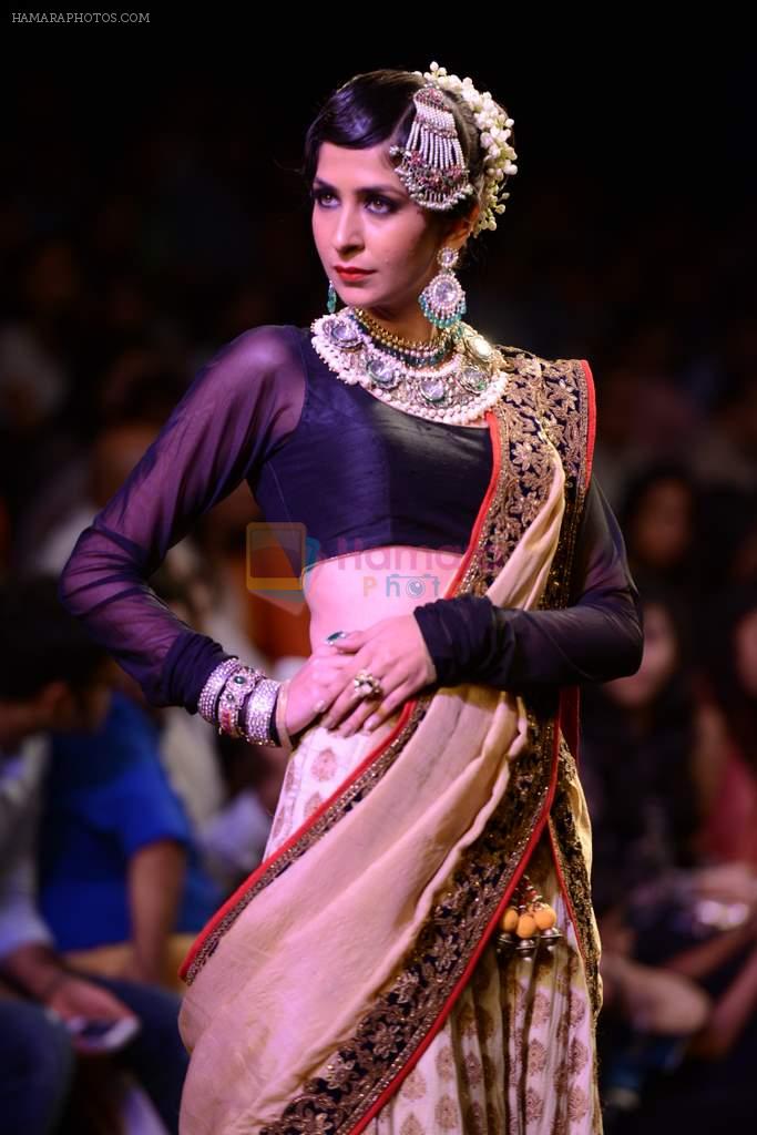 Model walk the ramp for Golecha Jewels on Day 3 of IIJW 2013 on 6th Aug 2013