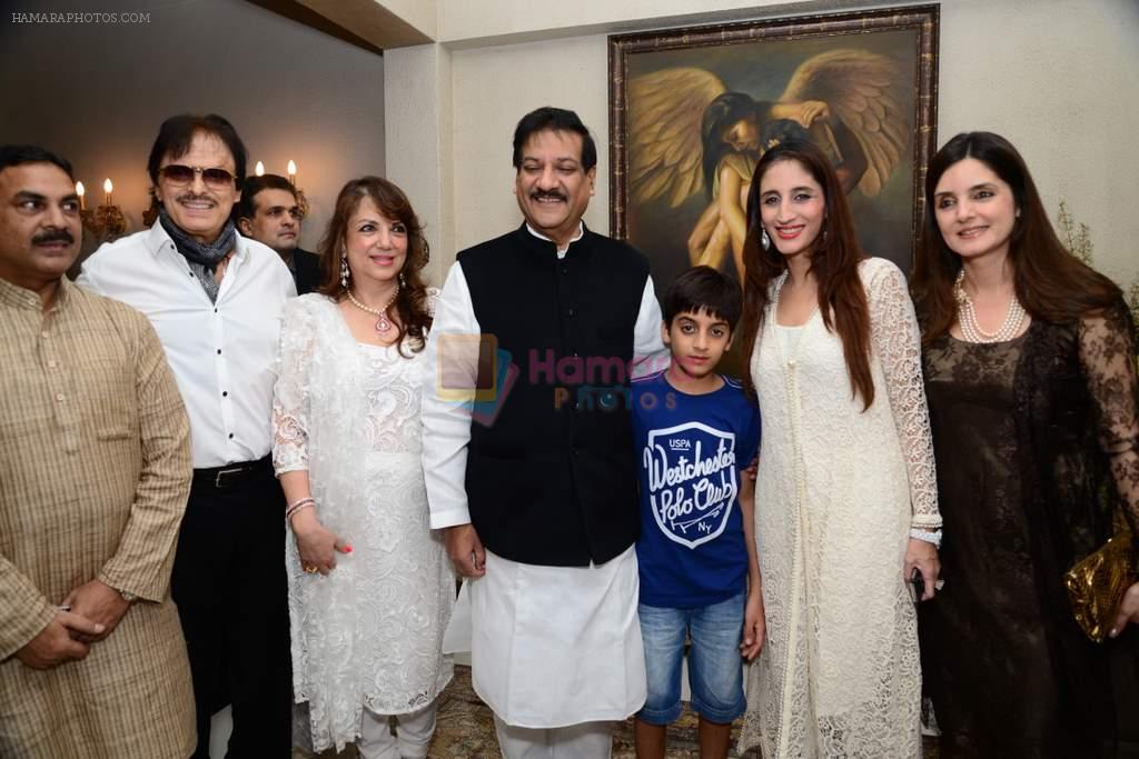 Sanjay Khan, Zarine Khan, Farah Ali Khan at Sanjay and Zareen Khan's Iftar party in Sanjay Khan's Residence, Mumbai on 6th Aug 2013