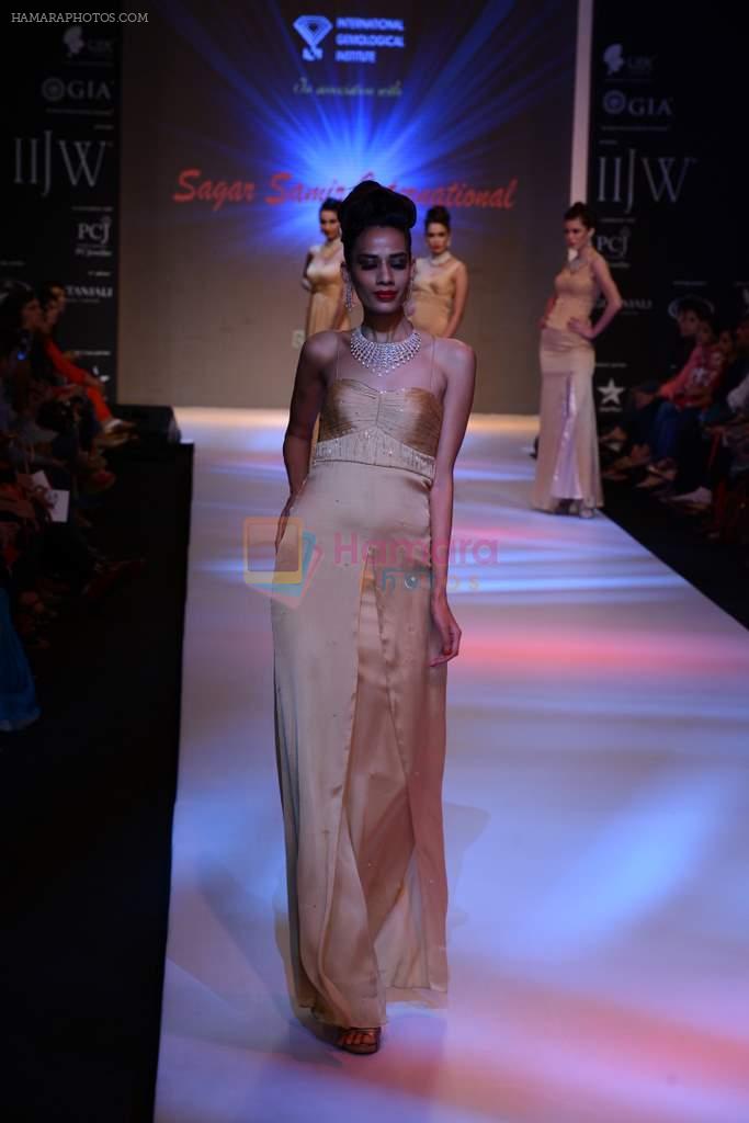 Model walks the ramp for International Gemological Institute on Day 3 of IIJW 2013 on 6th Aug 2013