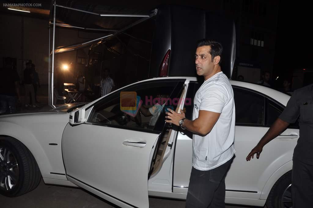 Salman Khan snapped during photoshoot at Mehboob Studios in Mumbai on 6th Aug 2013