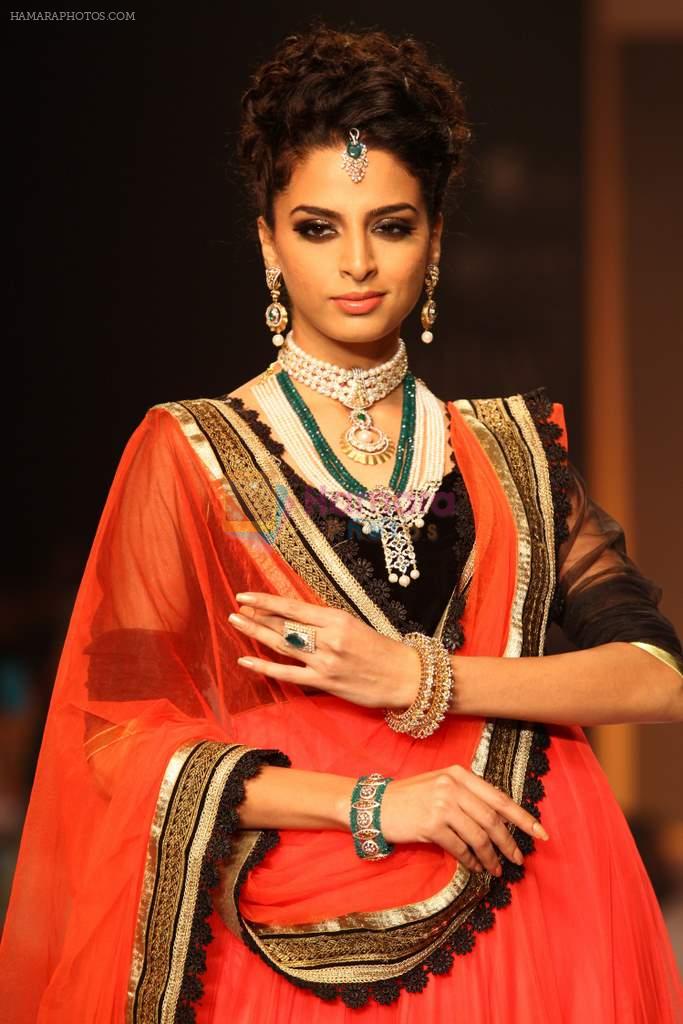 Model walks the ramp for Charu Jewels on Day 3 of IIJW 2013 on 6th Aug 2013