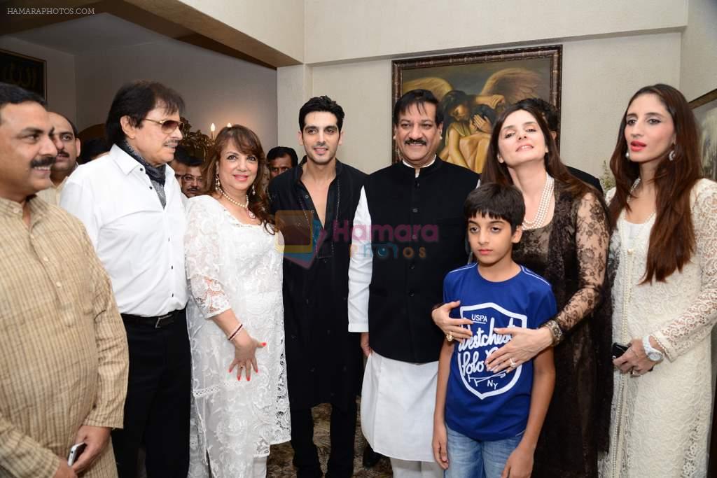 Sanjay Khan, Zarine Khan, Farah Ali Khan at Sanjay and Zareen Khan's Iftar party in Sanjay Khan's Residence, Mumbai on 6th Aug 2013