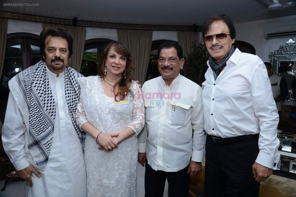 Sanjay Khan, Zarine Khan, Akbar Khan at Sanjay and Zareen Khan's Iftar party in Sanjay Khan's Residence, Mumbai on 6th Aug 2013