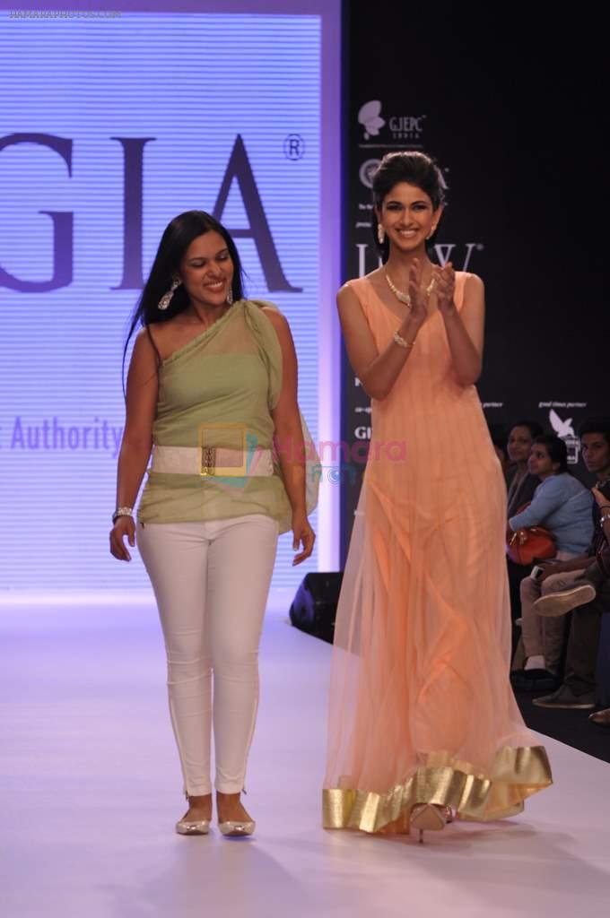 Model walk the ramp for Gia on Day 3 of IIJW 2013 on 6th Aug 2013