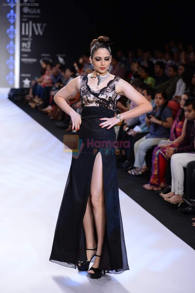 Zoya Afroz walks the ramp for International Gemological Institute on Day 3 of IIJW 2013 on 6th Aug 2013