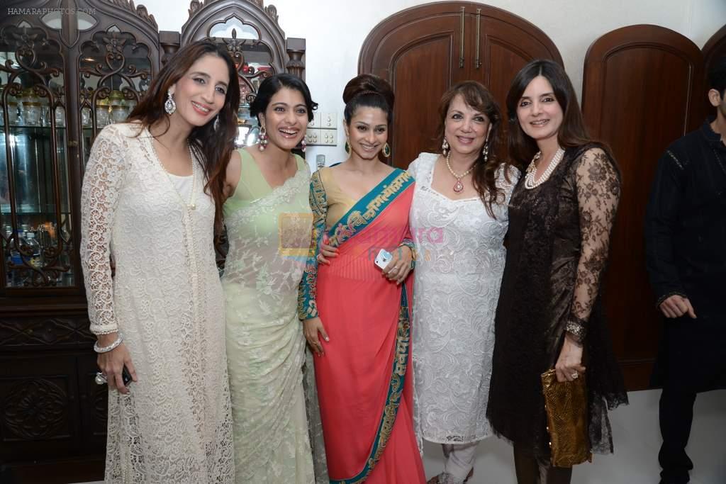 Kajol, Farah Ali Khan, Tanisha Mukherjee, Zarine Khan at Sanjay and Zareen Khan's Iftar party in Sanjay Khan's Residence, Mumbai on 6th Aug 2013
