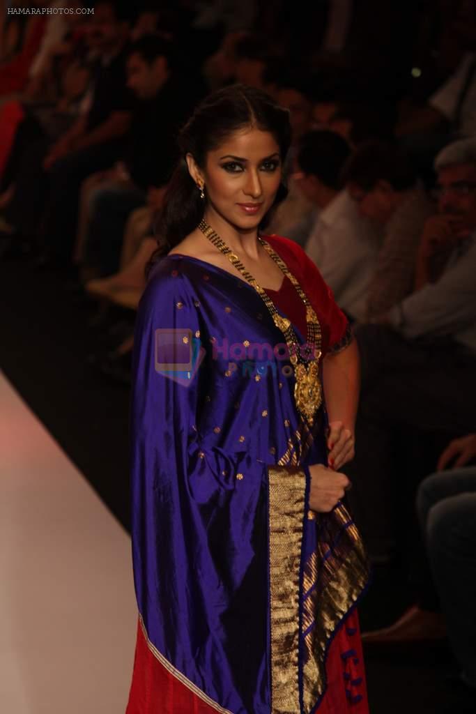 Model walks the ramp for Shringar- House of Mangalsutra on Day 3 of IIJW 2013 on 6th Aug 2013