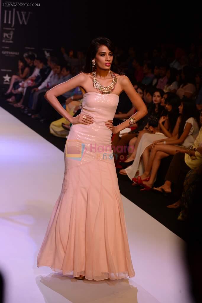Model walk the ramp for Kashi Jewels on Day 4 of IIJW 2013 on 7th Aug 2013