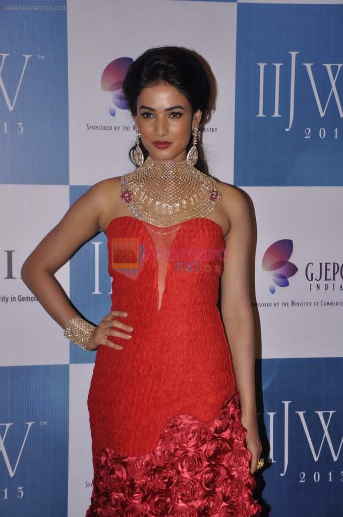Sonal Chauhan walk the ramp for Kashi Jewels on Day 4 of IIJW 2013 on 7th Aug 2013