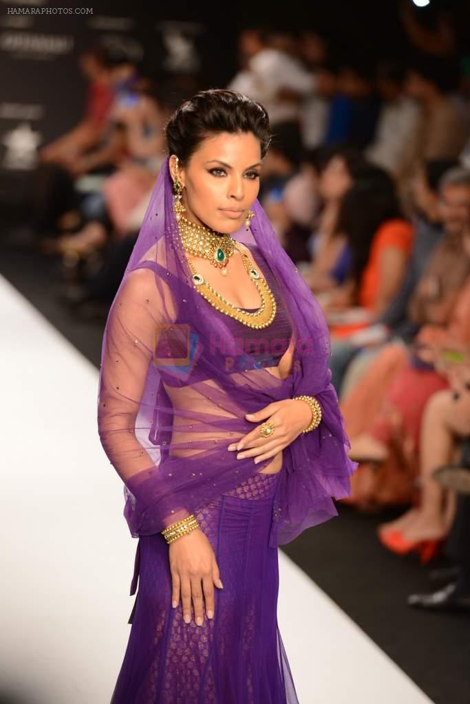 Model walk the ramp for Kay Jewels on Day 4 of IIJW 2013 on 7th Aug 2013