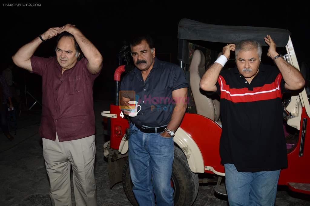 Farooq Sheikh, Satish Shah, Tinnu Anand at Photo shoot with the cast of Club 60 in Filmistan, Mumbai on 7th Aug 2013