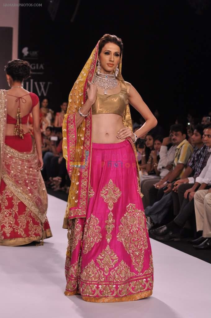 Alecia Raut walk the ramp for Laxmi Jewellery on Day 4 of IIJW 2013 on 7th Aug 2013