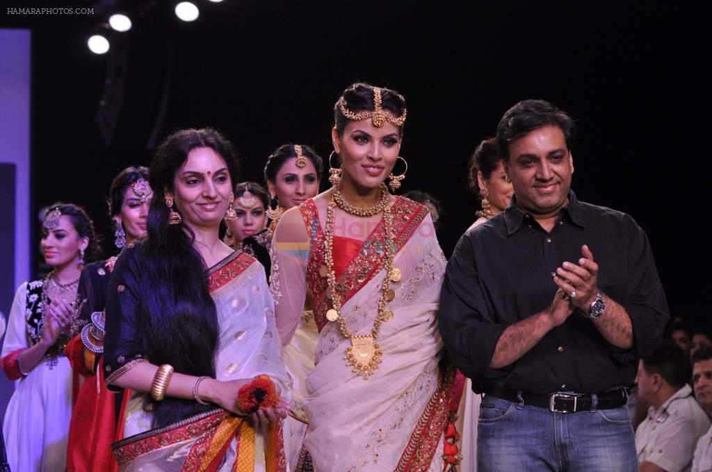 Deepti Gujral  walk the ramp for Adora on Day 4 of IIJW 2013 on 7th Aug 2013