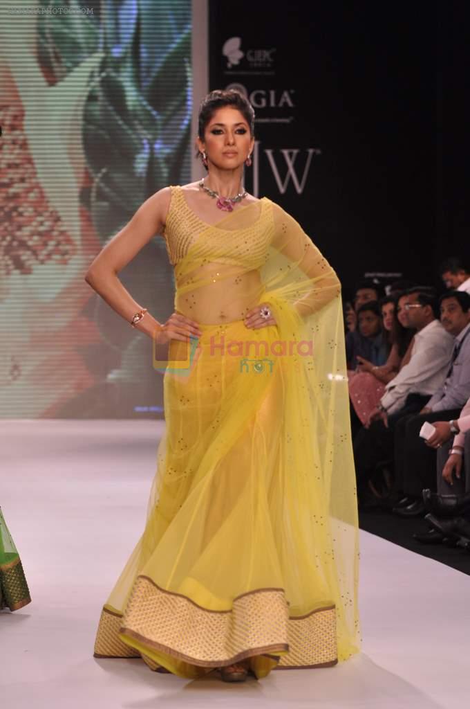 Model walk the ramp for Kay Jewels on Day 4 of IIJW 2013 on 7th Aug 2013