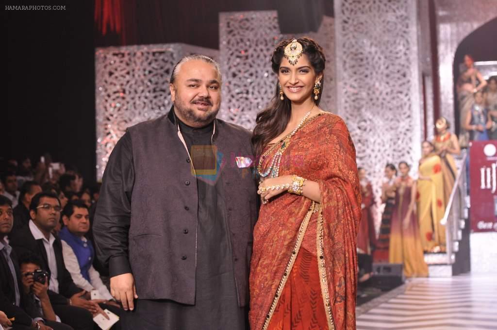Sonam Kapoor walk the ramp at the Grand Finale of IIJW 2013 on 8th Aug 2013