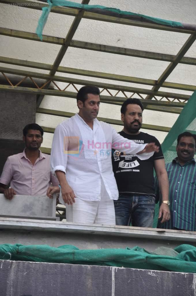Salman Khan snapped on Eid day on 9th Aug 2013