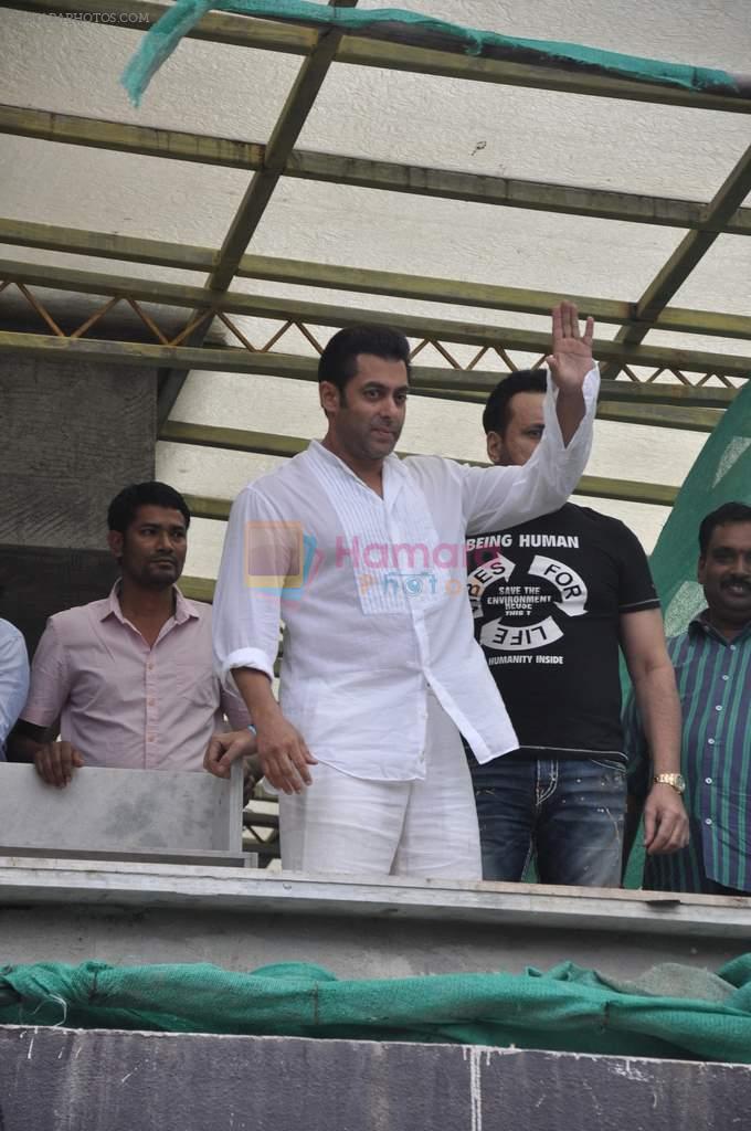 Salman Khan snapped on Eid day on 9th Aug 2013
