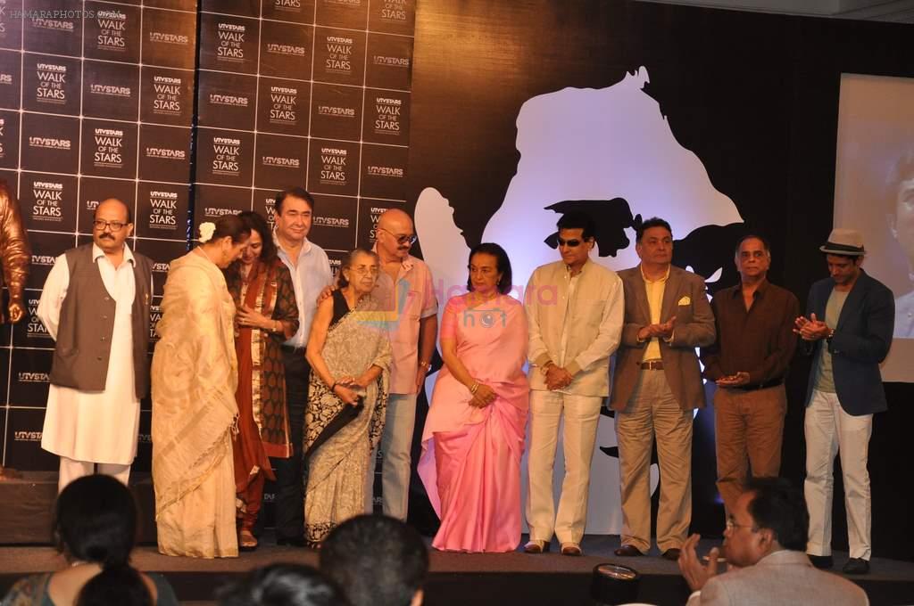 Hema Malini, Poonam Sinha, Asha Parekh, Rishi Kapoor, Rakesh Roshan, Jeetendra, Farhan Akhtar at Rajesh Khanna's statue unvieled in Taj Land's End, Mumbai on 10th Aug 2013